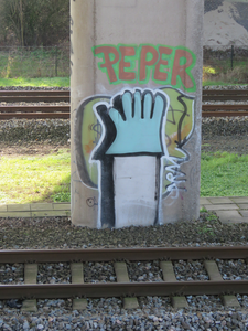 829360 Afbeelding van graffiti met een handschoen en de tekst PEPER , op een pijler onder het viaduct van de A27 over ...
